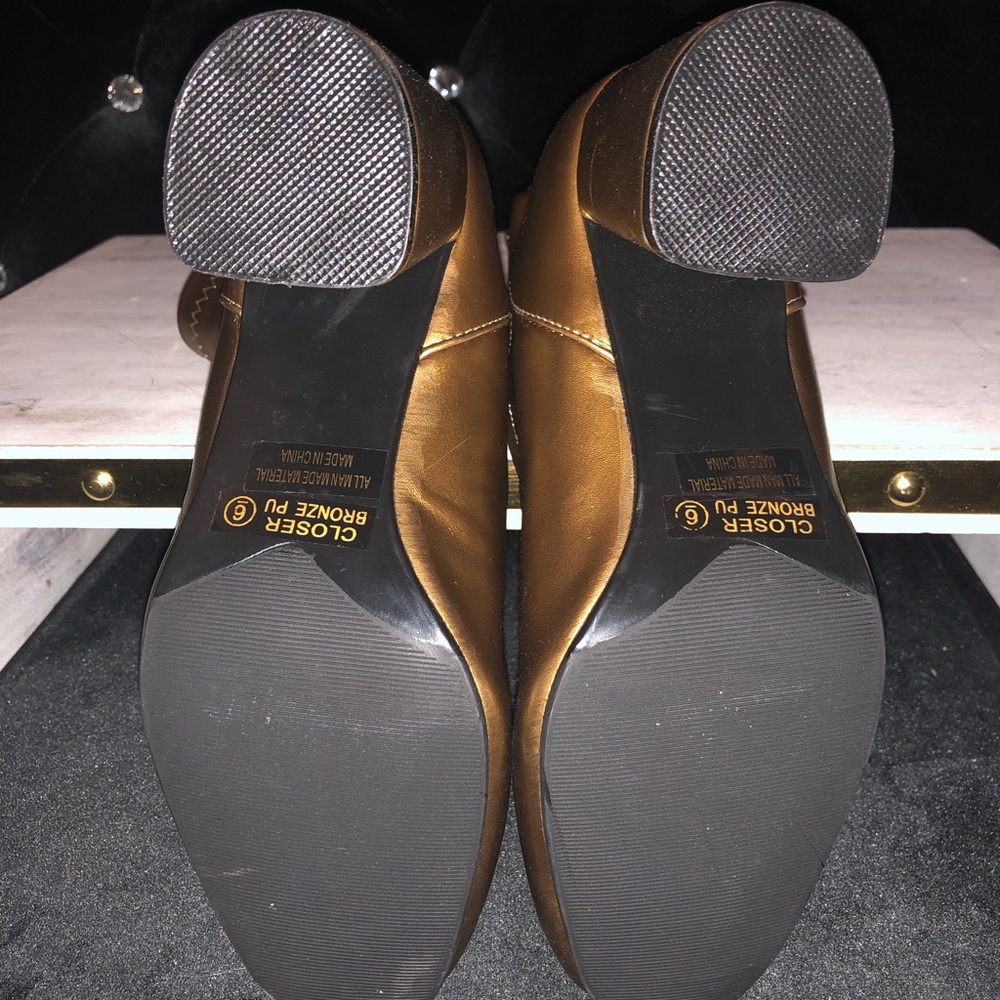 {LuvMark} đźŤSleek Shiny Gold Heeled Booties - Picture 5 of 5